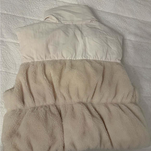 H&M Cream and Beige Puffer Faux-Sherpa Vest - Picture 4 of 5
